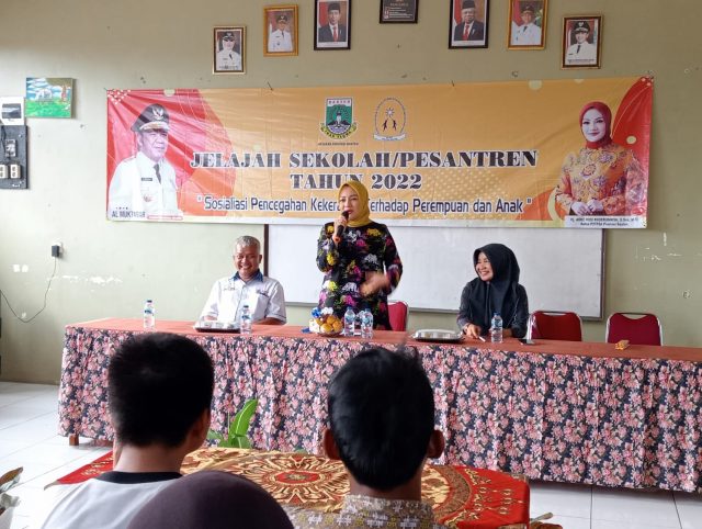 DP3AKKB BANTEN Dinas Pemberdayaan Perempuan, Perlindungan Anak Kependudukan dan Keluarga Berencana (DP3AKKB) Provinsi Banten dan Pusat Pelayanan Terpadu Perlindungan Perempuan dan Anak (P2TP2A) melakukan road show sosialisasi pencegahan kekerasan perempuan dan anak di beberapa sekolah dan Pondok Pesantren di Kabupaten Pandeglang.