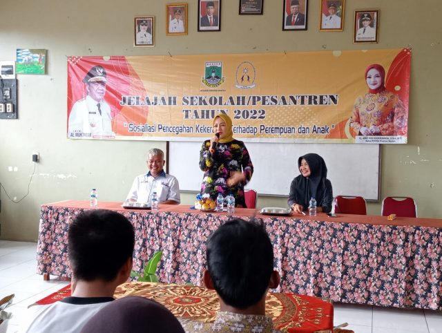 Dinas Pemberdayaan Perempuan, Perlindungan Anak Kependudukan dan Keluarga Berencana (DP3AKKB) Provinsi Banten dan Pusat Pelayanan Terpadu Perlindungan Perempuan dan Anak (P2TP2A) melakukan road show sosialisasi pencegahan kekerasan perempuan dan anak di beberapa sekolah dan Pondok Pesantren di Kabupaten Pandeglang.