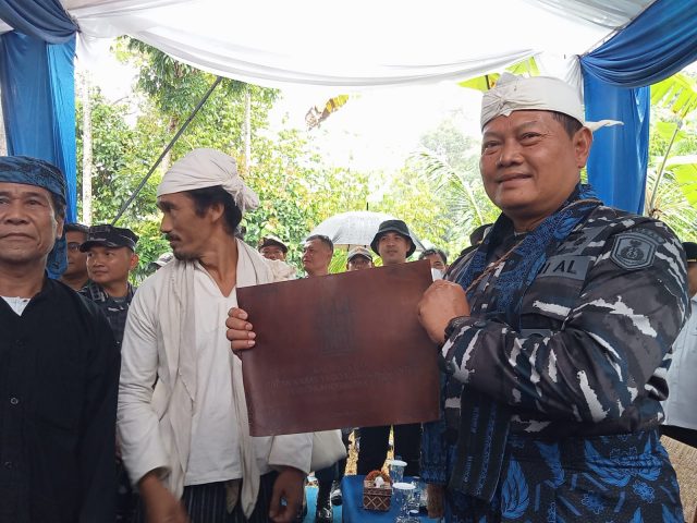 Kepala Staf Angkatan Laut (KSAL) Laksamana TNI Yudo Margono menerima gelar warga kehormatan dari suku Adat Baduy. Gelar kehormatan tersebut diberikan langsung oleh tokoh masyarakat Baduy Dalam Ayah Mursid.