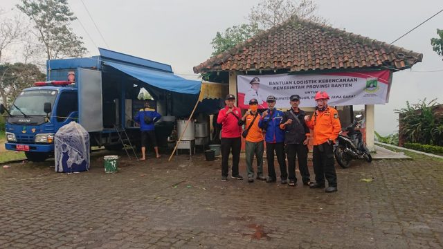BPBD Banten Pemerintah Provinsi (Pemprov) Banten melalui Badan Penanggulangan Bencana Daerah (BPBD) Provinsi Banten turut melakukan pencarian korban hingga pembersihan sisa-sisa puing reruntuhan akibat kejadian gempa yang melanda di daerah Kabupaten Cianjur.