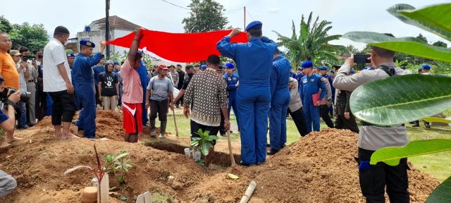 Pemakaman alm Briptu Mochamad Lasminto di TPU Komplek Korem Cilaku, Kecamatan Curug, Kota Serang.