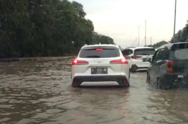 Tol Jakarta Merak terendam banjir.