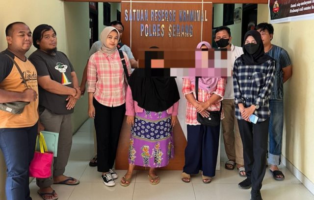 Personel Satreskrim Polres Serang menangkap dua calo Pekerja Migran Indonesia (PMI) atau TKI. Keduanya sering menarget perempuan di Kabupaten Serang dan sekitarnya.