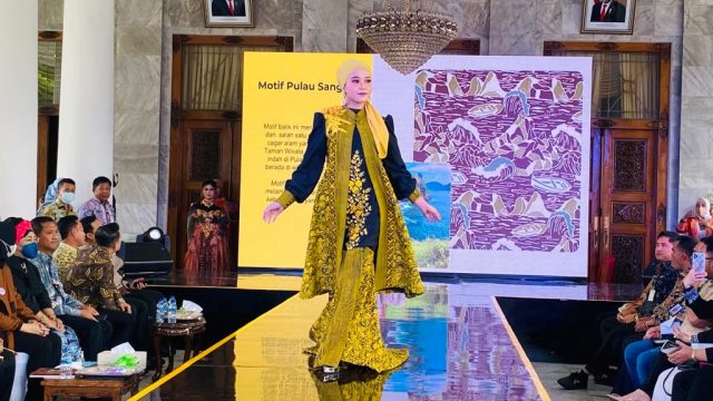 Salah satu Nong Kabupaten Serang menampilkan motif batik Pulau Sangiang dalam acara Launching Motif Batik Khas Kabupaten Serang di Pendopo Bupati Serang pada Kamis (10/11/2022). Foto: Nindia/BantenNews.co.id