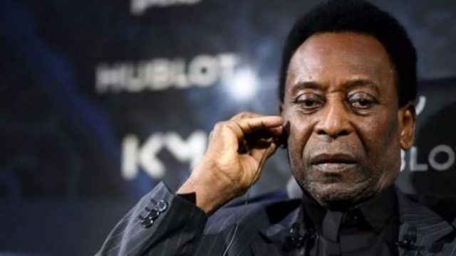1-pesepak-bola-legendaris-asal-brasil-pele-saat-menghadiri-konferensi-pers-di-hotel-lutetia-paris-pada-2-april-2019-frack-fife-afp