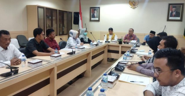 Suasana mediasi antara dr. Aisyah Tanjung dengan bidan N di ruang rapat Komisi V DPRD Banten. (Iyus/Bantennews)