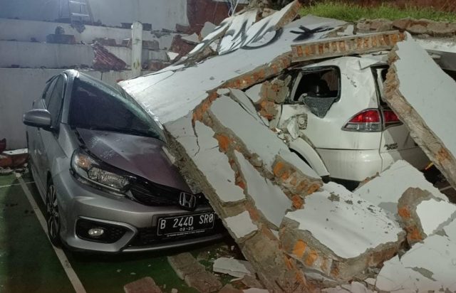 Tembok roboh menimpa 4 unit mobil di Jalan Bintaro Utama, Sektor 9, Rt.07, RW.01, Kelurahan Pondok Pucung, Kecamatan Pondok Aren, Kota Tangerang Selatan (Tangsel).