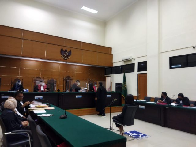 Nikita Mirzani mengamuk di Pengadilan Negeri Serang akibat kecewa saksi pelapor Dito Mahendra kembali mangkir. (Ist)