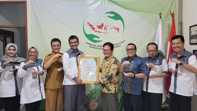 Sertifikat Akreditasi Paripurna Bintang Tertinggi diserahkan oleh Direktur Utama LARSDHP R Heru Ariyadi kepada Direktur RSDP Serang Rahmat Setiadi di Jakarta.