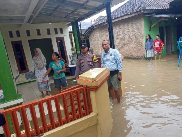 Salah satu situasi banjir di Kampung Sindang, Desa Nagara dan Kampung Tambak Pasir, Desa Tambak di Kecamatan Kibin pada Kamis (29/12/2022). Foto: Polsek Cikande