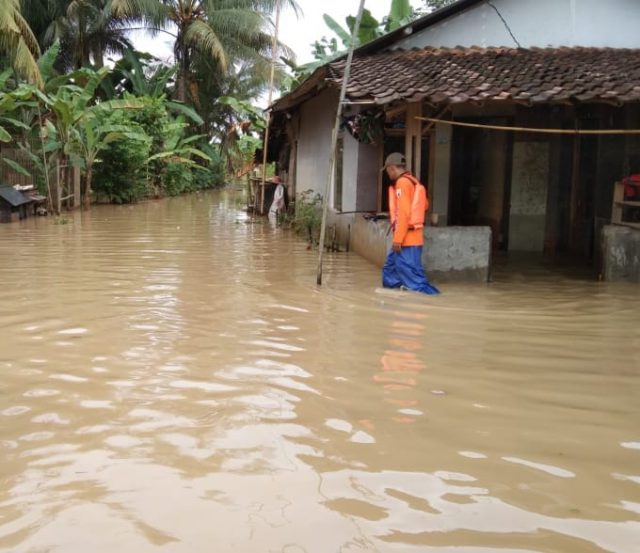 Sungai Ciujung yang berada di wilayah Kecamatan Rangkasbitung, Kabupaten Lebak, Banten, kondisinya mulai meluap.