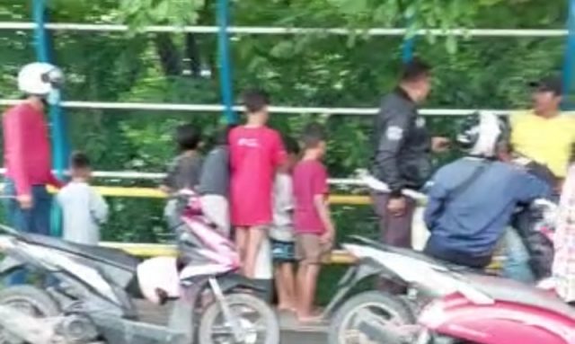 Warga menyaksikan proses evakuasi penemuan mayat tak jauh dari Sungai Cibanten Kaujon, Kota Serang.