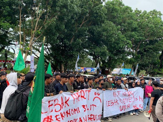 WhatsApp ImagHUT Kabupaten Lebak yang ke 194, puluhan mahasiswa yang mengatasnamakan Keluarga Mahasiswa Lebak (Kumala) menggelar aksi unjuk rasa didepan gedung DPRD Lebak dan depan kantor Bupati Lebak. e 2022-12-02 at 19.11.42
