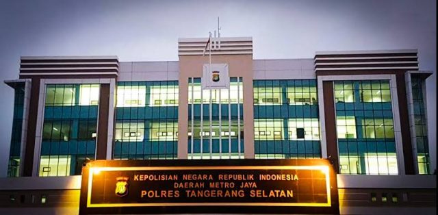 Polres Tangerang Selatan (Tangsel) memperketat pengawasan akses masuk ke gedung Polres pasca Ledakan bom bunuh diri yang telah terjadi di Polsek Astanaanyar, Bandung, pada Rabu (7/12/2022).