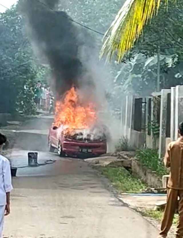 Mobil yang terbakar di Kampung Cihelang, Desa Cimangeunteng. Kecamatan Rangkasbitung. (foto tangkap layar)