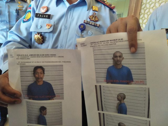 Petugas menunjukkan foto kedua narapidana yang kabur dari Lapas kelas II A Serang. (Foto: Ade F/Bantennews)