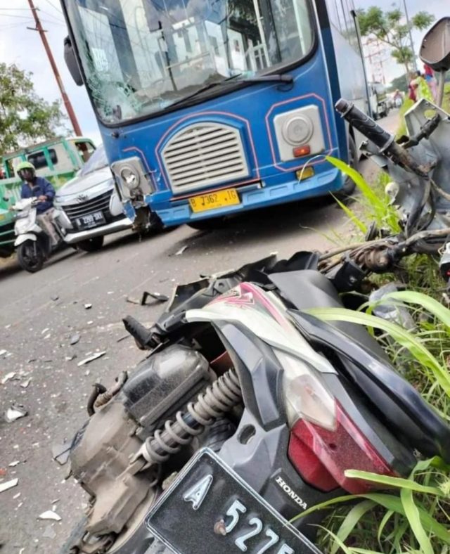 Seorang pengendara motor berinisial TD tewas usai tertabrak Bus Rapid Transit (BRT) Tangerang atau Bus Tayo pada di Jalan Raya Bayur, Kecamatan Periuk, Kota Tangerang.