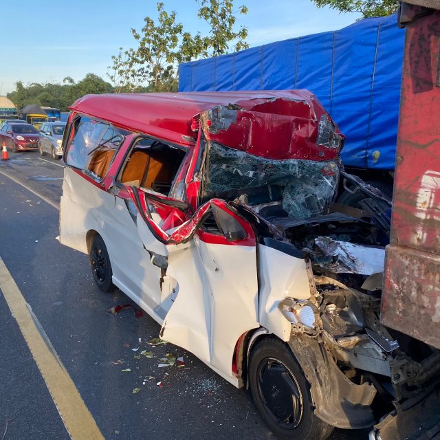 Kondisi angkot setelah menabrak ekor truk di tol Tangerang Merak.