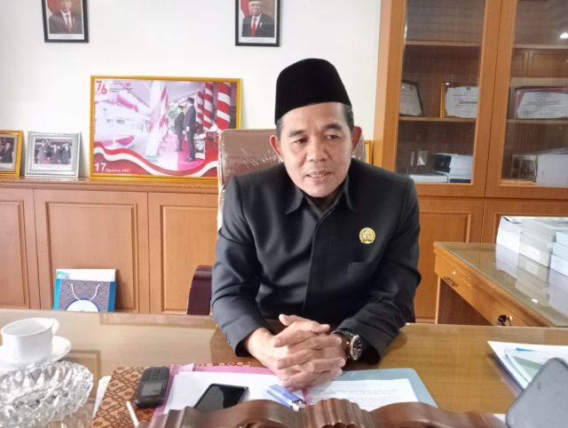Ketua DPRD Pandeglang Tb Udi Juhdi saat memberikan keterangan pada wartawan.