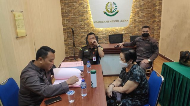 Tim Penyidik Kejaksaan Tinggi Banten menyerahkan tersangka MS dan barang bukti kepada Jaksa Penuntut Umum Kejaksaan Negeri Lebak setelah memasuki tahap dua.