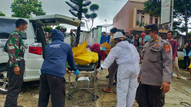 Petugas mengevakuasi korban yang tewas tergantung di pohon sempur di Blok Gunung Beulah, Desa Cibareno, Kecamatan Cilograng, Kabupaten Lebak, Banten.