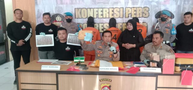 Kapolres Serang Kapolres didampingi Kasatresnarkoba AKP Michael K Tandayu dan Kasihumas Iptu Dedi Jumhaedi saat konferensi pers, Selasa (24/01/2023).