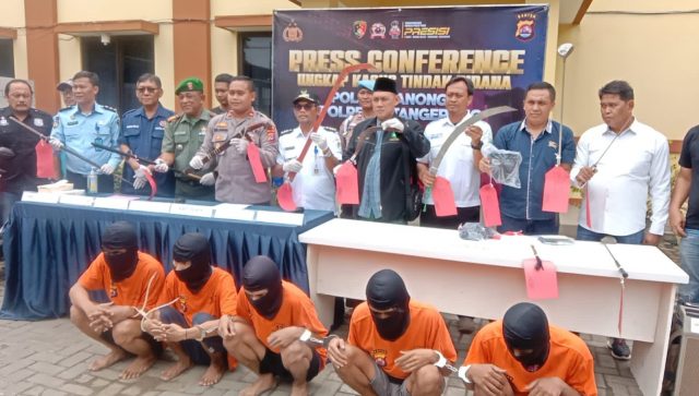 Aparat Polsek Panongan Polresta Tangerang meringkus 8 orang remaja diduga geng motor.