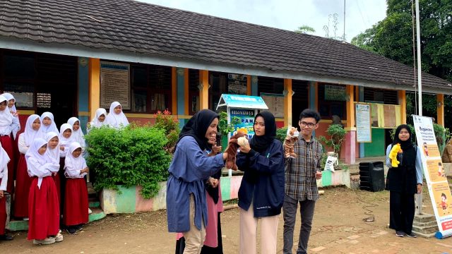 Forum Anak Kabupaten Serang (FAKS) menyampaikan dongeng di hadapan puluhan siswa SD tentang pencegahan kekerasan seksual.