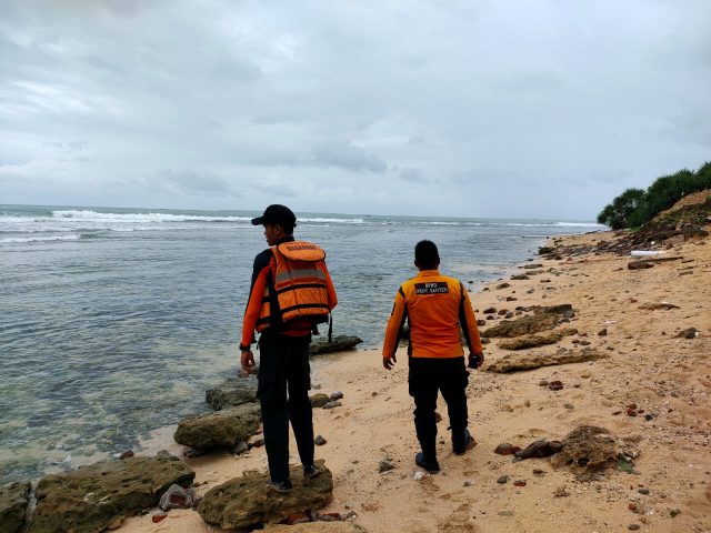 Kapal Motor (KM) Dimas yang di nahkodai oleh Makmur (56) warga kampung Binuangen, Kecamatan Wanasalam, Kabupaten Lebak, Banten, hilang kontak di perairan Binuangen, Kabupaten Lebak, pada Jumat 27 Januari 2023 kemarin.