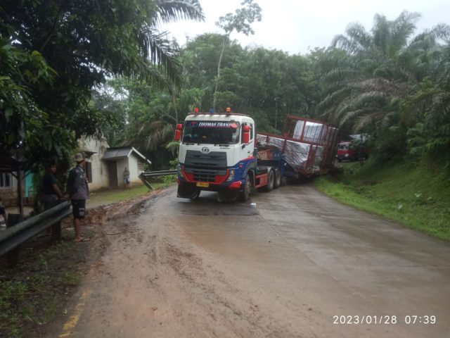 Sebuah truk trailer yang mengangkut mesin untuk dikirim ke PT Cemindo Gemilang terperosok ke bahu jalan Jalan Saketi Malingping.