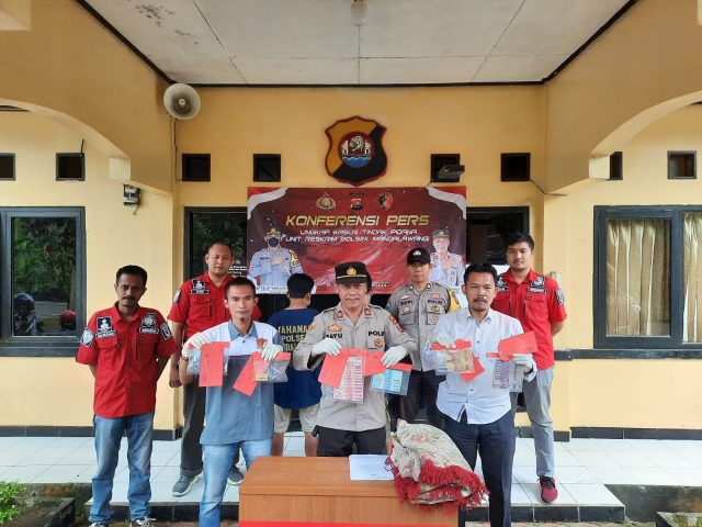 Polsek Kapolsek Mandalawangi AKP Paulus Bayu Triatmoko menunjukkan barang bukti yang berhasil diamankan anggotanya.