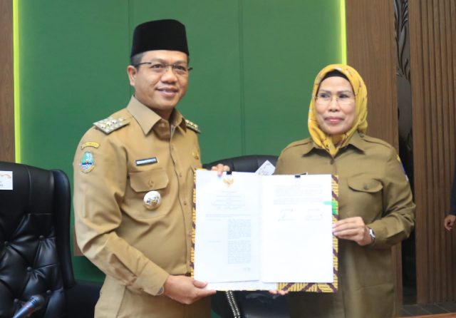 Kolaborasi dan penandatanganan kerja sama antara Bupati Serang Ratu Tatu Chasanah dengan Bupati Bandung M Dadang Supriatna di Pendopo Bupati Bandung, Jawa Barat, Senin (30/1/2023).