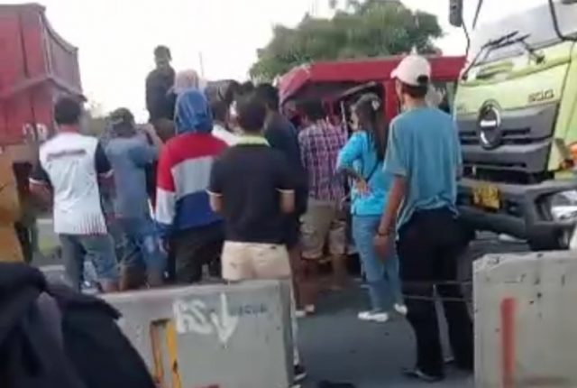 Angkot penuh penumpang kecelakaan di tol Tangerang Merak.