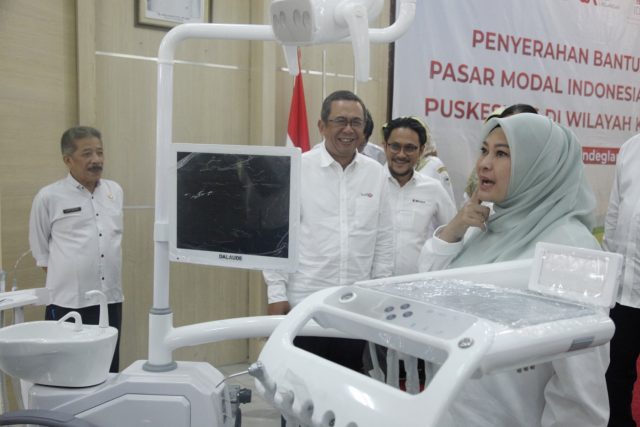 Pemerintah Kabupaten (Pemkab) Pandeglang menerima bantuan alat kesehatan berupa 10 set Dental Unit dari Pasar Modal Indonesia.