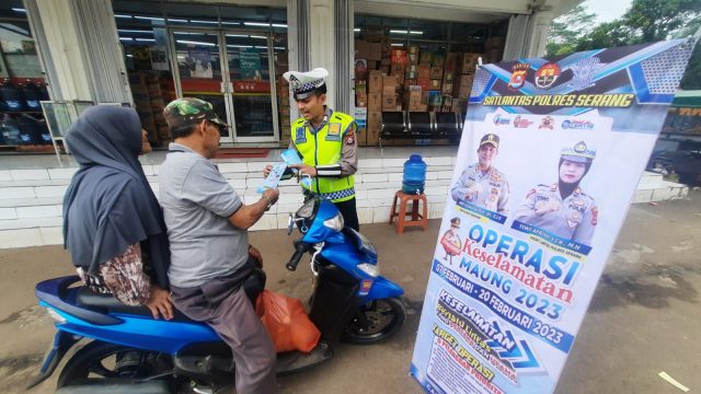 Pengendara sepeda motor yang tidak memakai helm diberikan teguran dan imbauan oleh personel Satlantas Polres Serang dalam Operasi Keselamatan Maung 2023 di Jalan Raya Petir, Kecamatan Petir pada Minggu (12/2/2023). (Ist)
