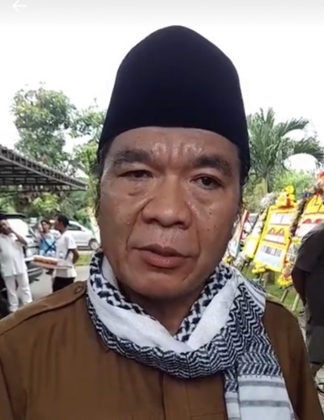 Pj Gubernur Banten Al Muktabar ketika diwawancara oleh awak media terkait tanggapan kritikan terhadap Kota Serang yang dinilai tak layak menjadi ibu kota Provinsi Banten pada Selasa (7/2/2023). (Ist)