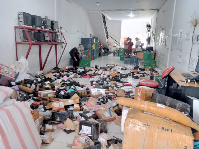 Kantor Ekspedisi di Kabupaten Lebak Dibobol Maling, Ratusan Paket Raib. Foto: Sandi/BantenNews.co.id