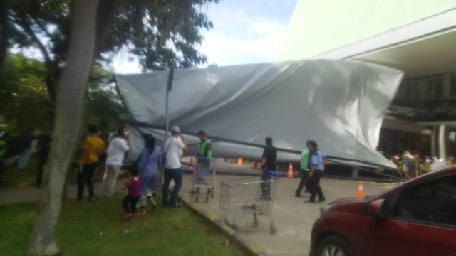 Kanopi di Mall of Serang ambruk akibat diterjang angin kencang. (Ist).