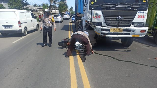 Petugas Satlantas Polres Serang melakukan olah tempat kejadian perkara kecelakaan lalu lintas.