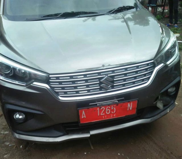 Sebuah kendaraan dinas (randis) bernopol A 1265 N yang diduga milik Pemerintah Desa Cihara, Kecamatan Cihara, Kabupaten Lebak ditemukan tak jauh dari Kantor Samsat Kota Serang, Kecamatan Cipocok Jaya, Banten pada Jumat (10/2/2023).