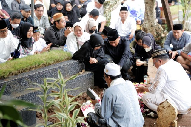 Prosesi pemakaman mantan Bupati Pandeglang periode 2011-2016 Erwan Kurtubi di Kompleks pemakaman Masjid Agung Ar-Rahman Pandeglang.
