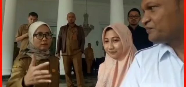 Bupati Lebak Iti Tangkap layar video Bupati Lebak Iti Octavia Jayabaya yang menegur wartawan saat mewawancarai beberapa pejabat dari Balai Besar Wilayah Sungai Ciujung, Ciliman dan Cidurian (BBWSC3).