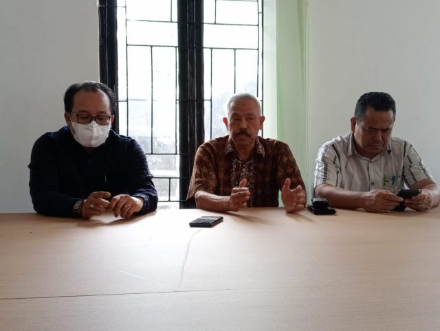 Juru Bicara keluarga korban pembunuhan Razid Chaniago (tengah) didampingi kuasa hukum keluarga korban.
