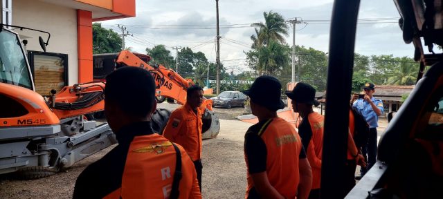 Agus Sutiono (27) warga asal Bekonang, Kabupaten Sukoharjo, Jawa Tengah hilang usai terseret arus di Pantai Anyer, yang terletak di Kampung Cibaru, Desa Cikoneng, Kecamatan Anyer, Kabupaten Serang pada Rabu (15/2/2023).
