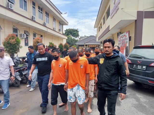 Pelaku curanmor saat diamankan di Polres Lebak. (foto: Sandi/Bantennews.co.id)
