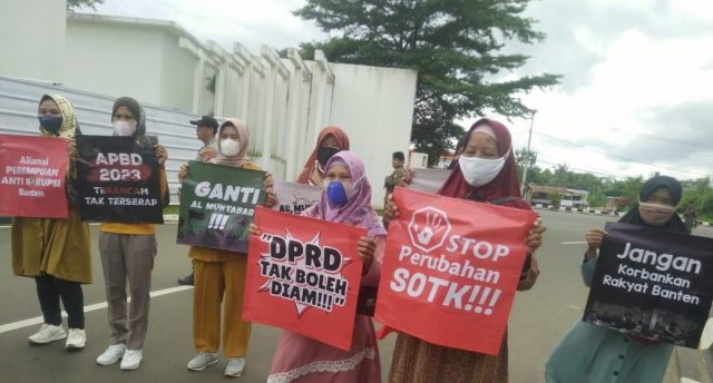 Aliansi Perempuan Anti Korupsi melakukan aksi unjuk rasa di depan KP3B, Curug, Kota Serang.