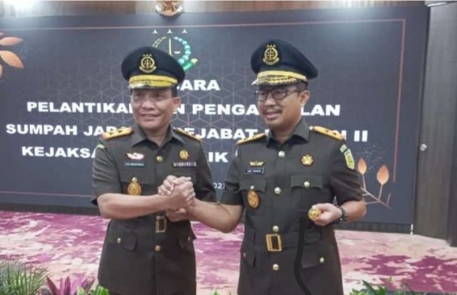 Didik Farkhan Alisyahdi (kanan) resmi menjabat Kepala Kejaksaan Tinggi (Kejati) Banten menggantikan Leonard Eben Ezer Simanjuntak.