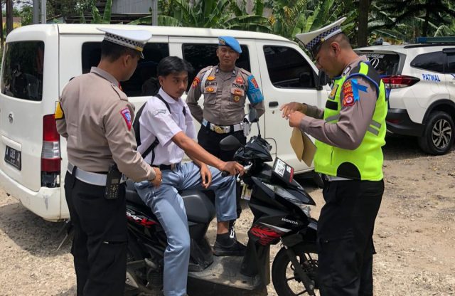 Anggota Satlantas Polres Pandeglang memberikan teguran pada pelanggar dalam operasi keselamatan Maung 2023