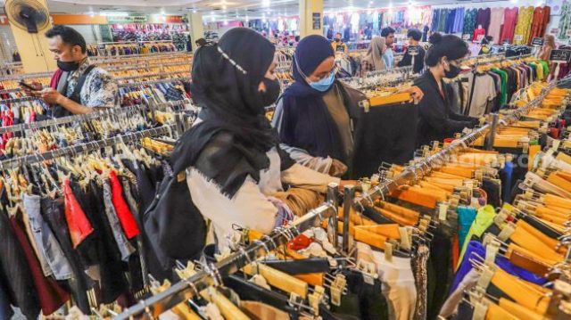 Warga memilih pakaian bekas layak pakai (thrifting) yang dijual di Mal Blok M, Jakarta Selatan, Selasa (17/5/2022). [Suara.com/Alfian Winanto]