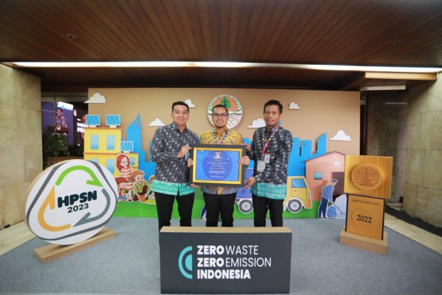 Menteri Lingkungan Hidup dan Kehutanan (LHK) Republik Indonesia, Siti Nurbaya memberikan penghargaan Adipura 2022 kepada pemerintah Kota Tangerang Selatan.